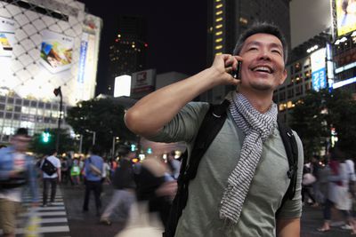 Homem usando smartphone na cidade