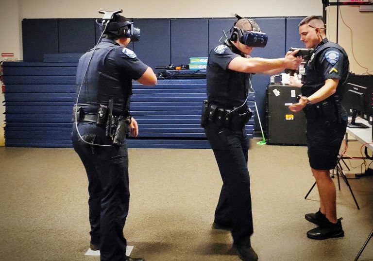 Policiais do Departamento de Polícia de Sanford entrando em um prédio virtual em conjunto