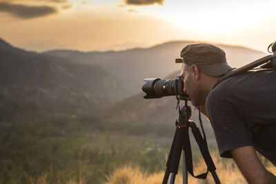 Fotógrafo tirando foto de paisagem