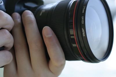 Uma lente grande angular em uma Canon DSLR.