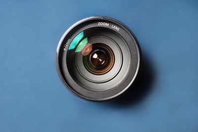 Close up de uma lente de câmera com zoom de 72 mm
