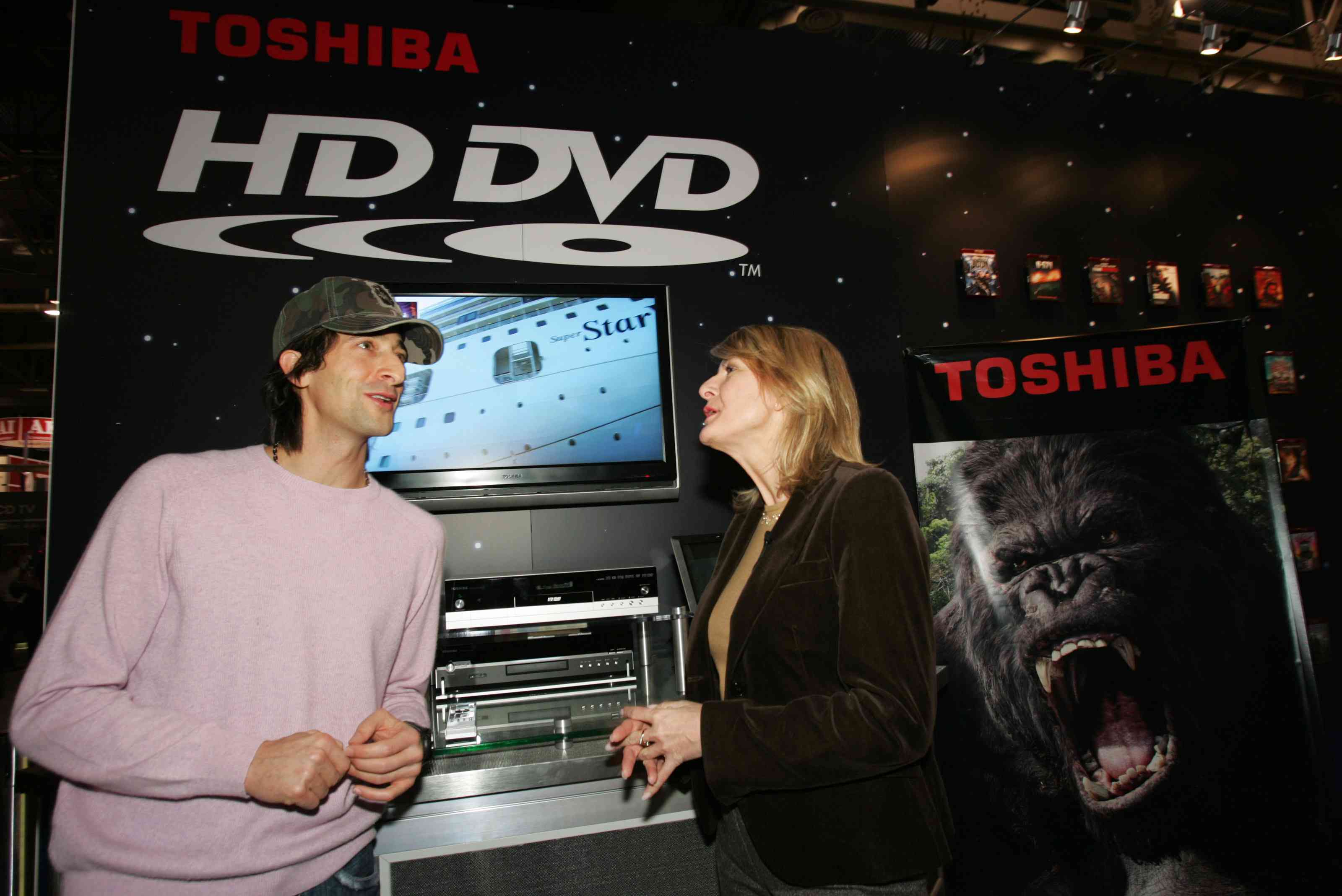 Adrien Brody e Jodi Sally falando no estande de HD-DVD, CES 2007