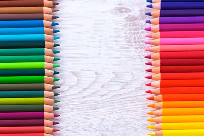 Lápis de cor representam as várias paradas no espectro de cores