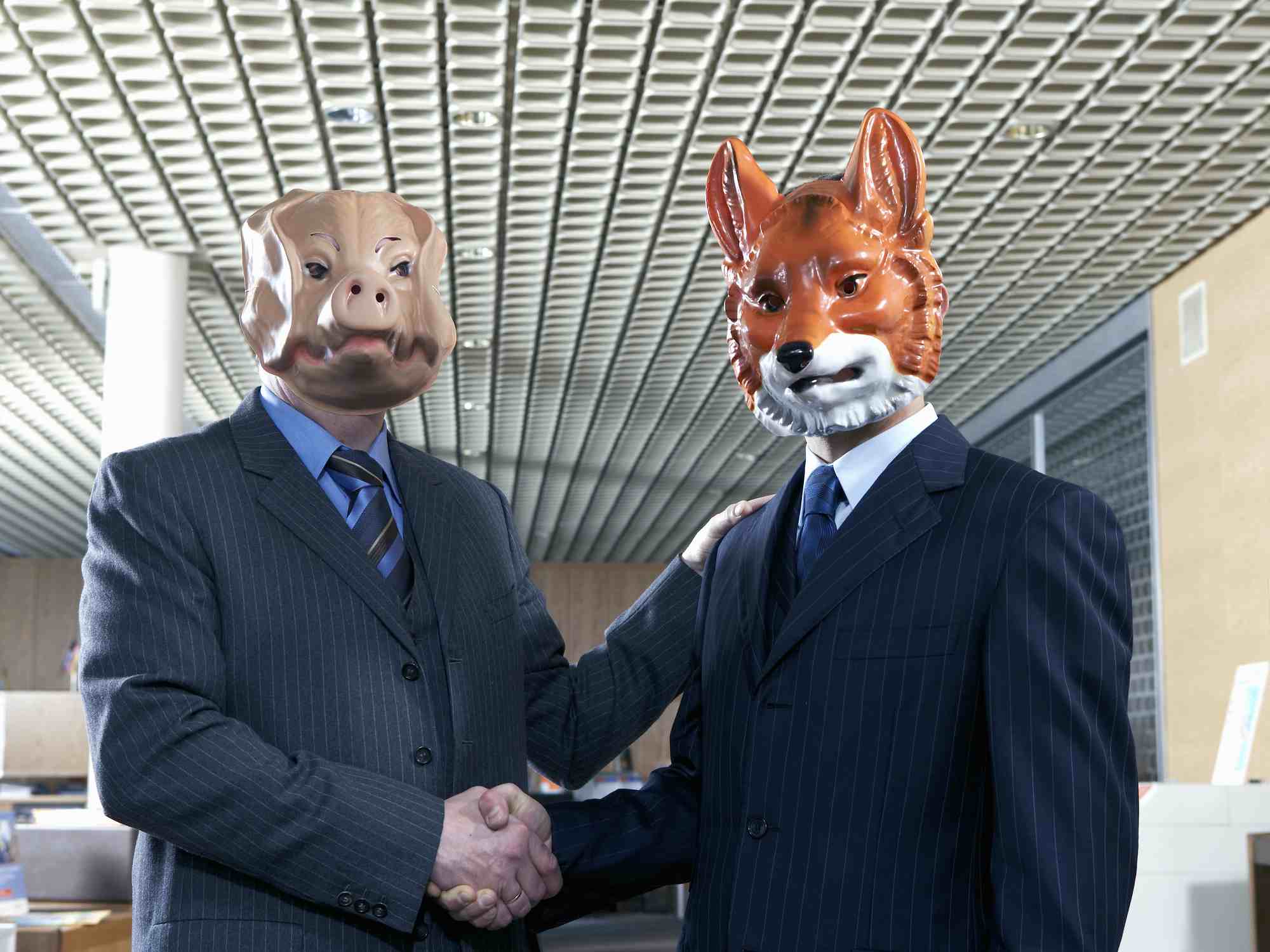 Empresários apertando as mãos com máscaras de animais