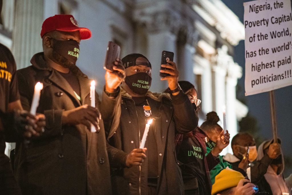 Manifestantes na procissão à luz de velas para lembrar as vítimas da SARS e os agredidos pela polícia da Nigéria se reúnem em Trafalgar Square em 18 de outubro de 2020 em Londres, Inglaterra.