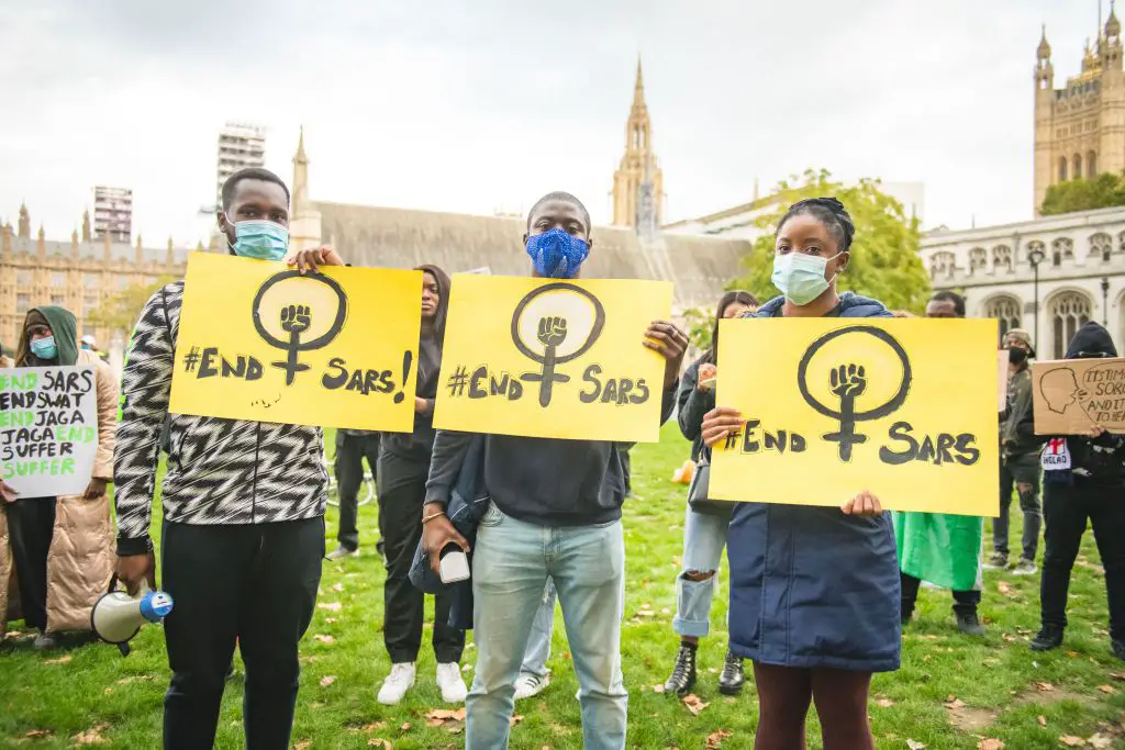 Os manifestantes se lembram das vítimas da SARS e dos agredidos pela polícia da Nigéria enquanto se reuniam na Trafalgar Square em 18 de outubro de 2020 em Londres, Inglaterra.
