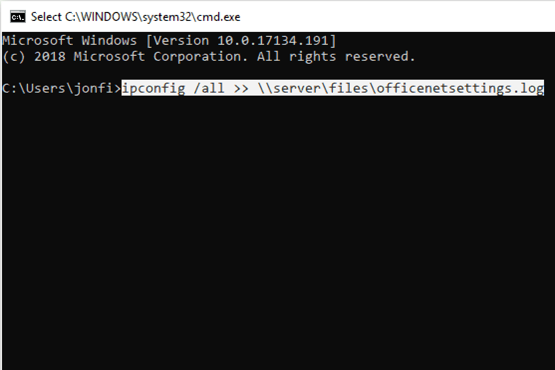Captura de tela mostrando como usar o prompt de comando para anexar resultados ipconfig a um arquivo existente