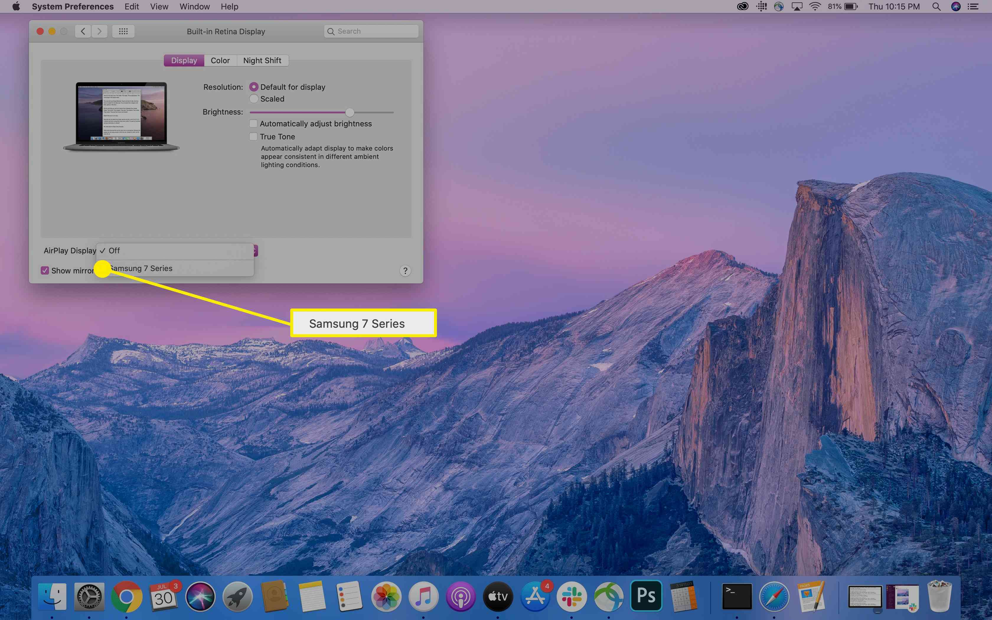 Os dispositivos disponíveis no menu suspenso AirPlay Display em um Macbook.