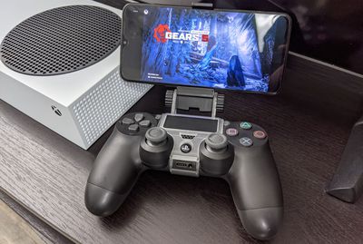 Um controlador PS4 jogando um jogo otimizado para Xbox Series X | S no Android com Game Pass.