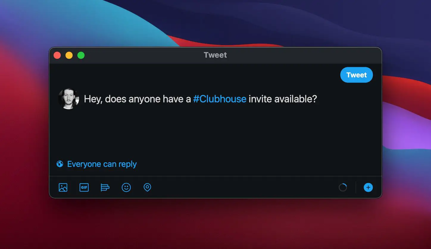 O aplicativo macOS do Twitter com um novo tweet composto que diz "Ei, alguém tem um convite do #Clubhouse disponível?"