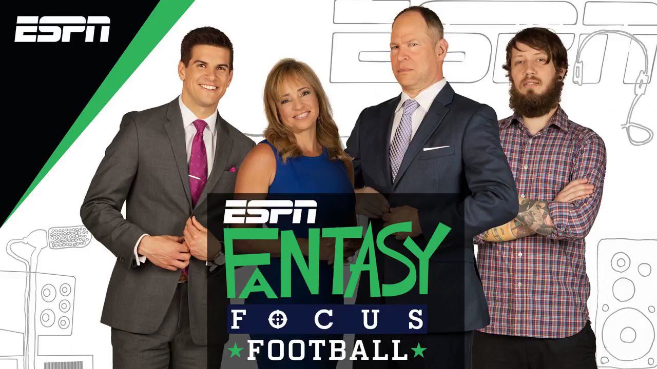 Logotipo do Fantasy Focus Football sobre os quatro hosts do podcast