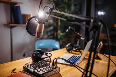 Estúdio de podcast onde uma alta taxa de bits melhora a qualidade do áudio