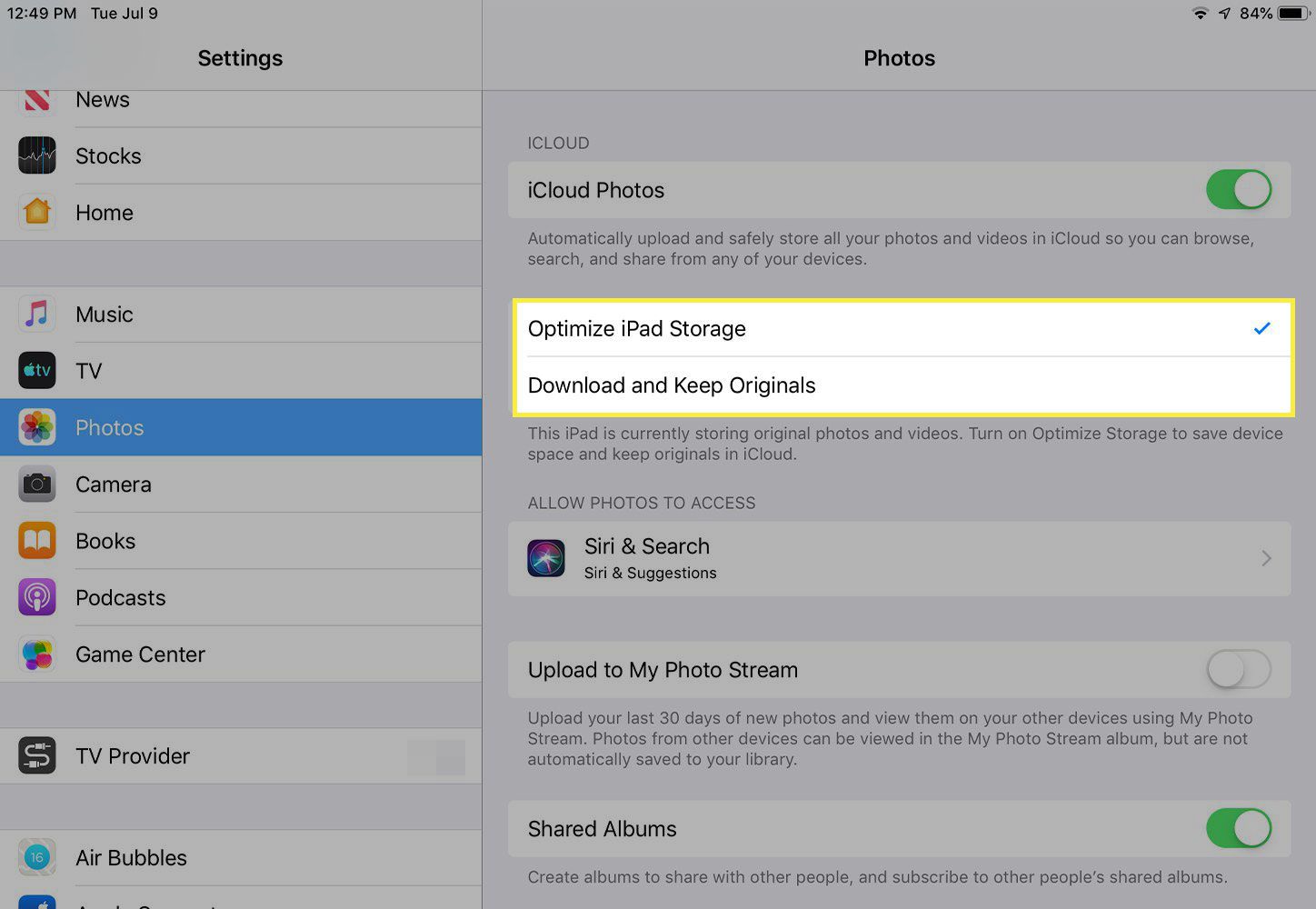 Uma captura de tela das configurações de fotos do iPad com as opções Otimizar armazenamento do iPad e Baixar e manter originais destacadas