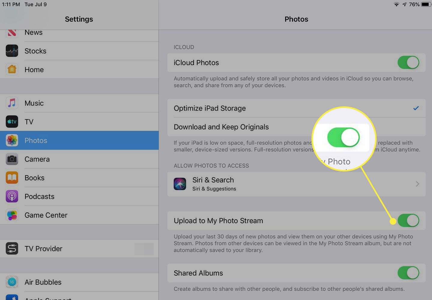 Uma captura de tela das configurações de fotos do iPad com o botão ao lado de "Carregar para meu fluxo de fotos" destacado