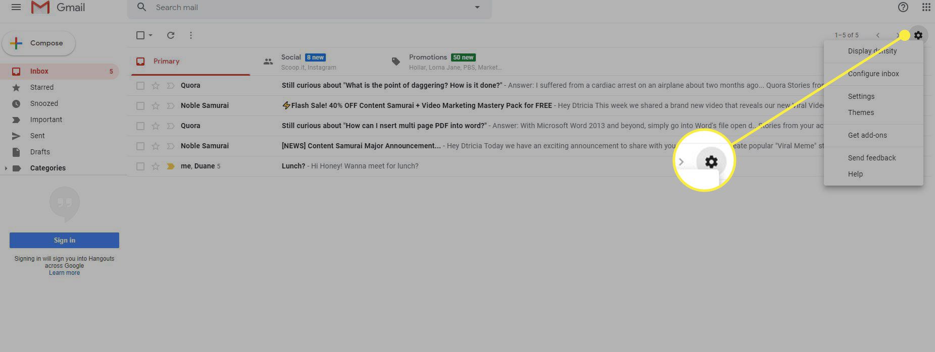 Uma captura de tela de uma caixa de entrada do Gmail com a roda dentada de Configurações destacada