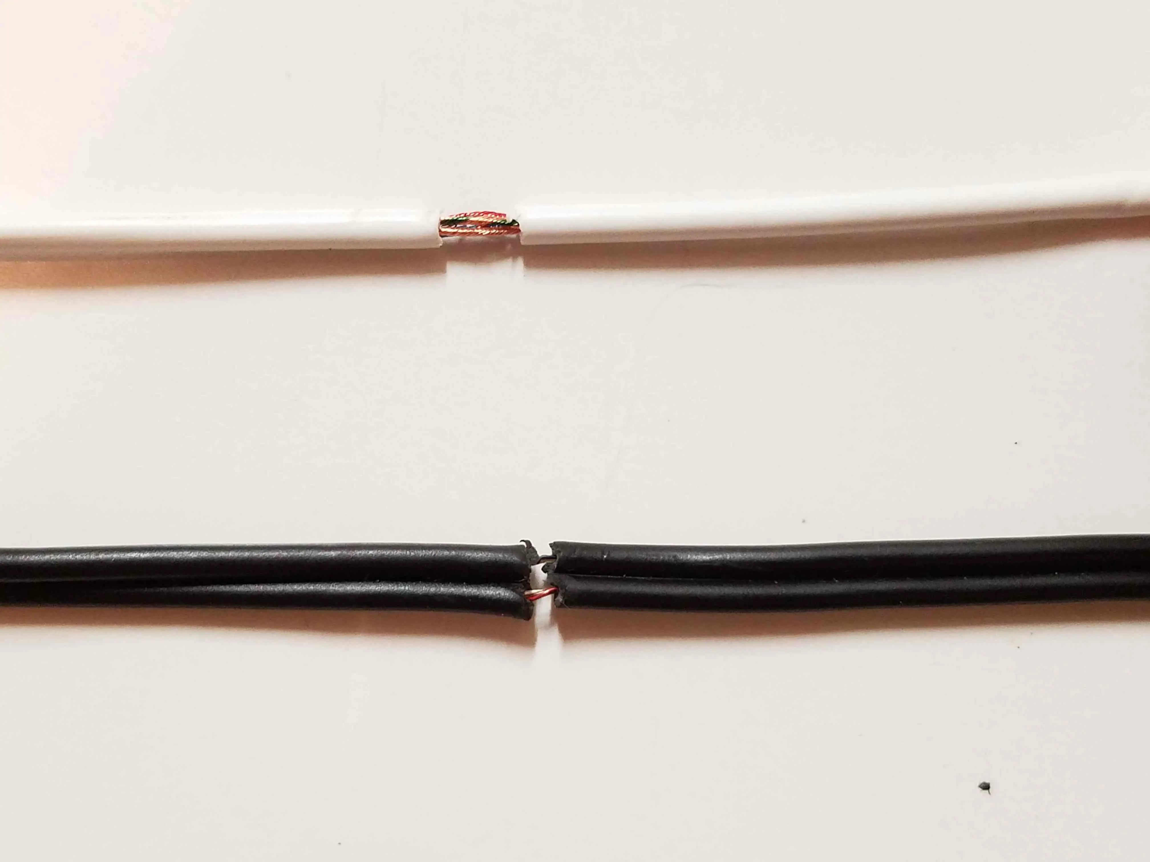 Descasque cuidadosamente o isolamento do cabo ao redor usando um descascador de fios ou uma faca para expor o fio quebrado.