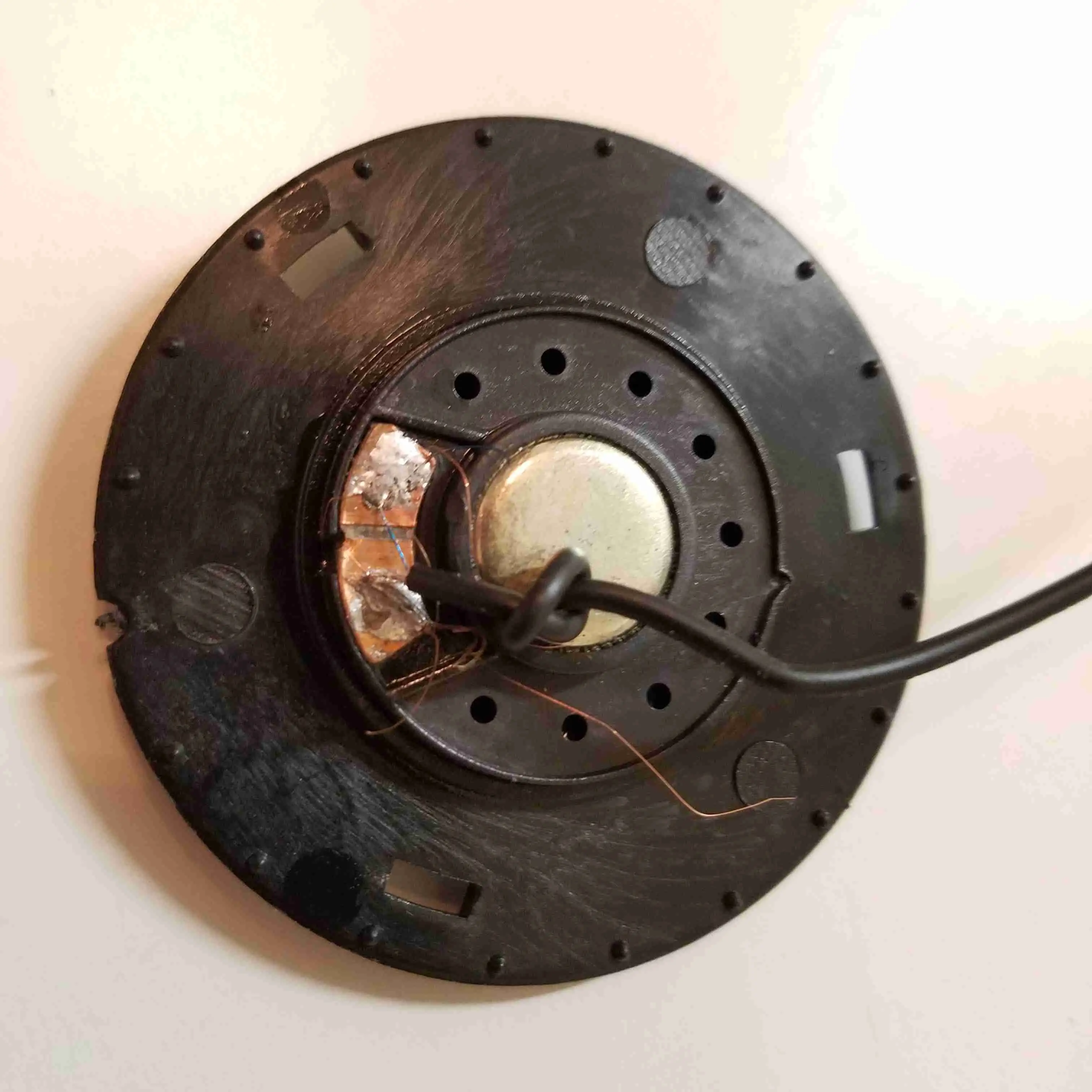 Se você vir algum fio rompido, reconecte-o ao driver do fone de ouvido soldando-o ao pino desencapado.