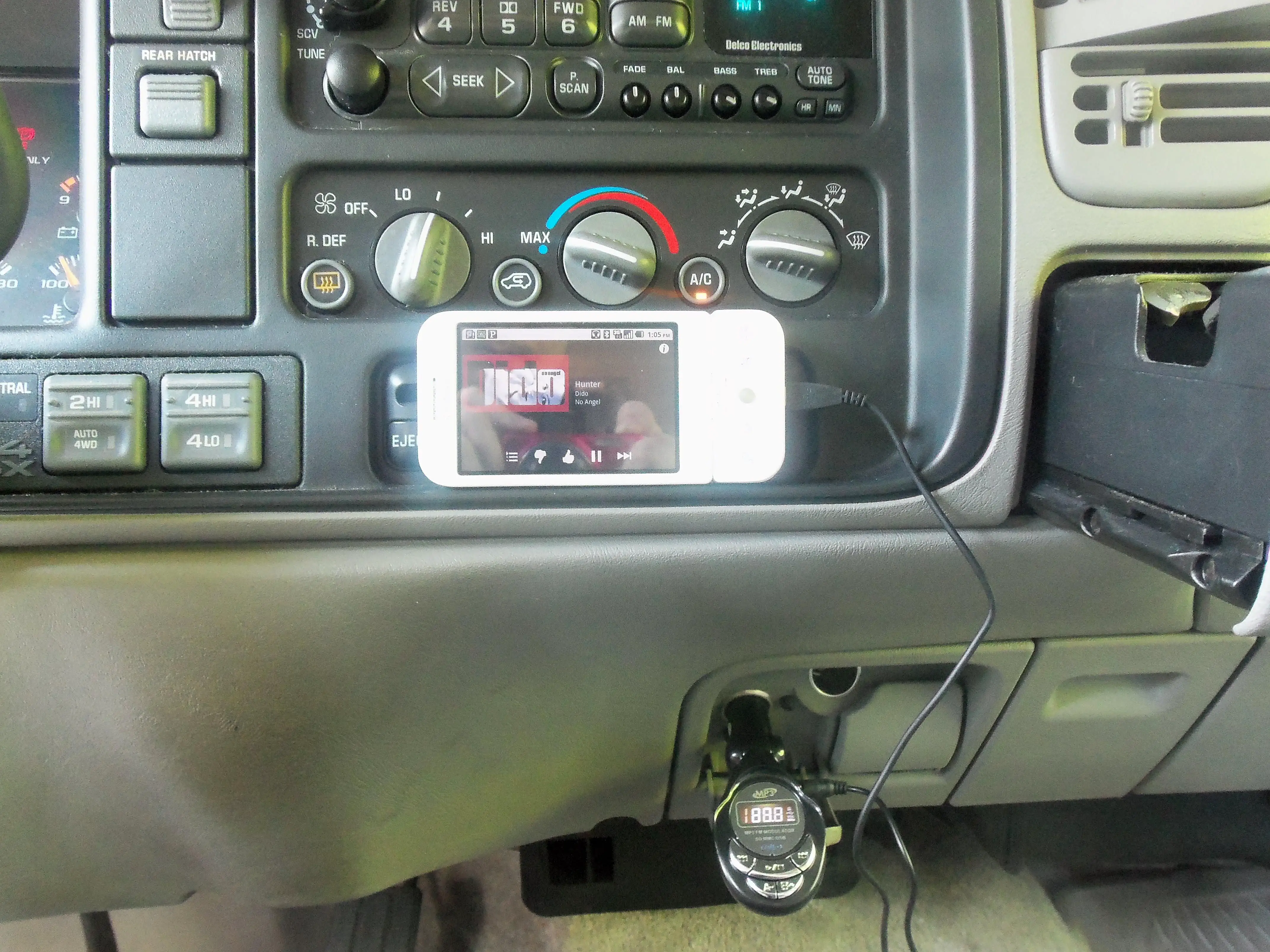 Um transmissor FM conectado a um telefone Android