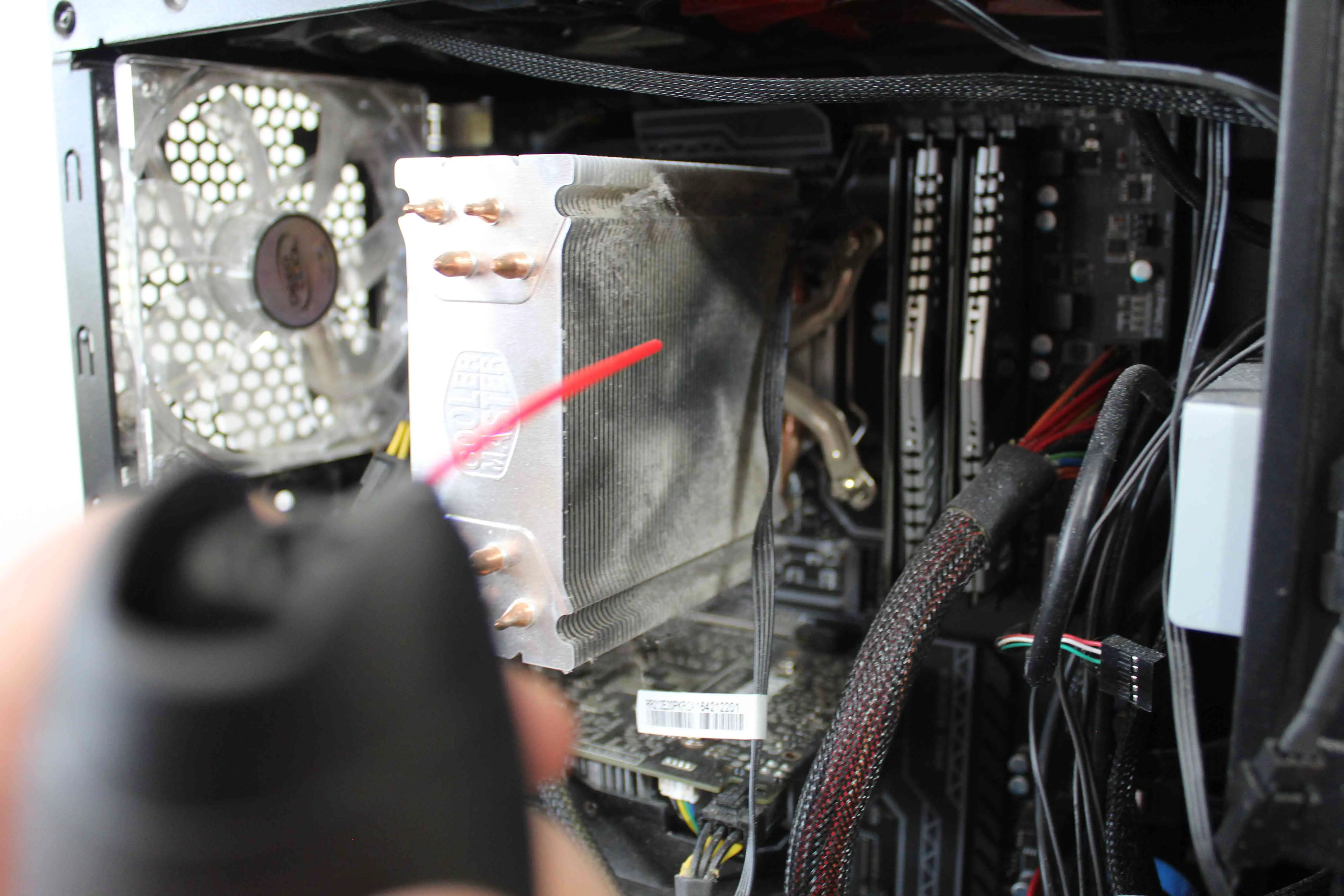 Limpando um cooler da CPU.