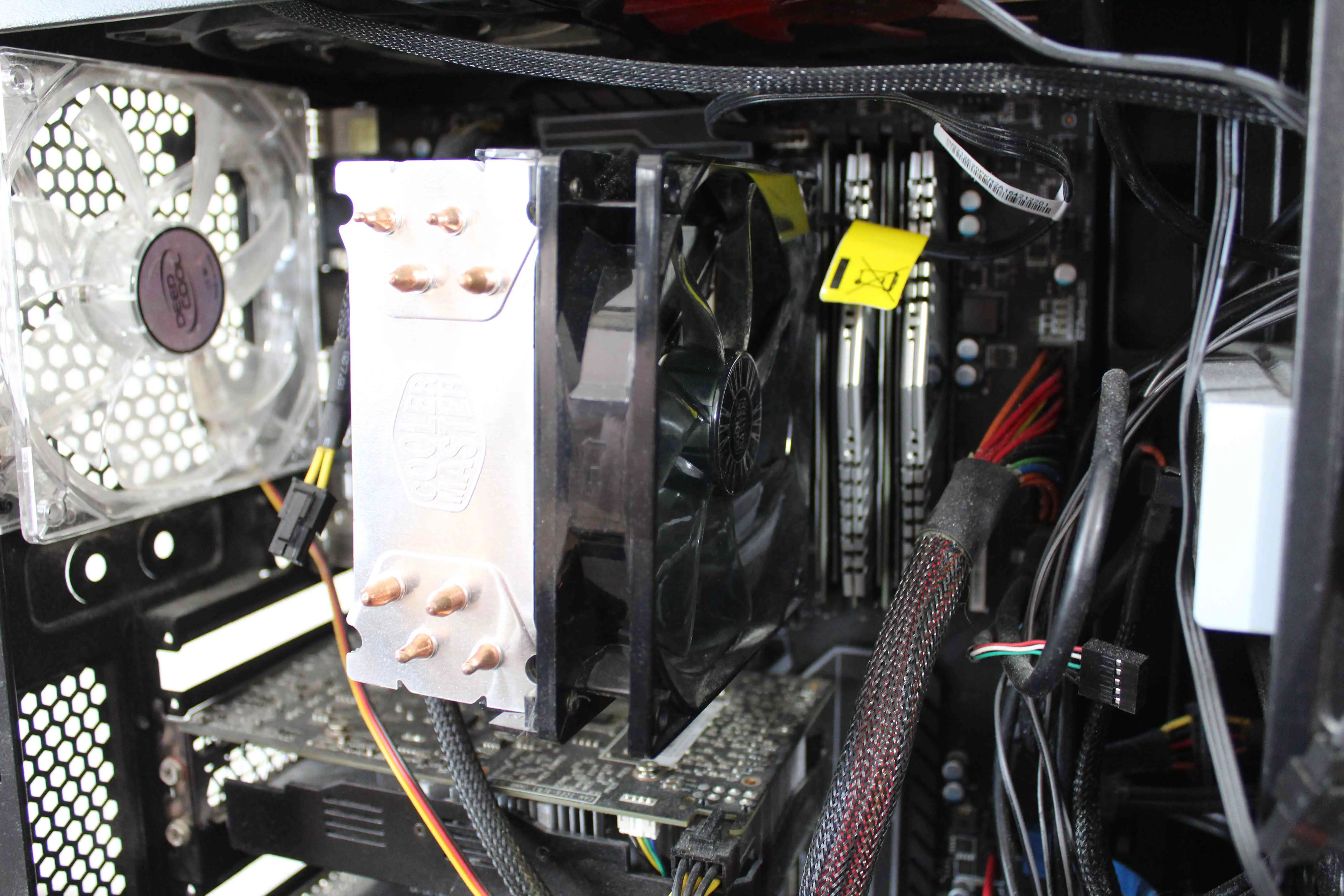 Um cooler de CPU remontado após a limpeza.