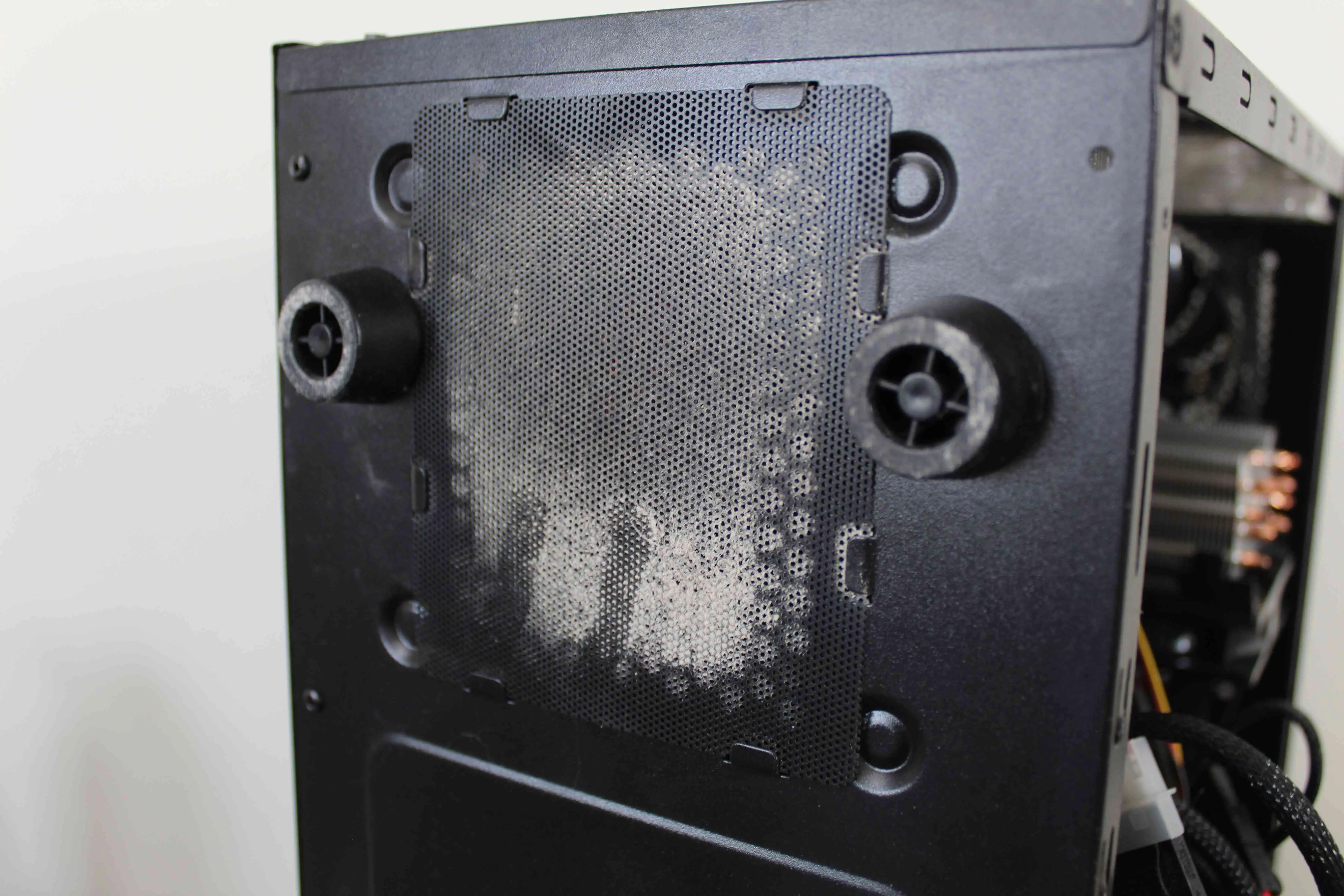 Um filtro de ventoinha da fonte de alimentação sujo em um PC.
