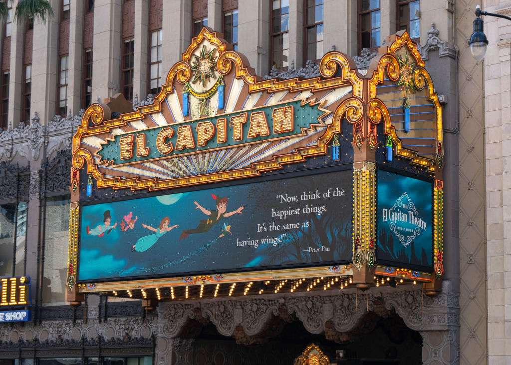 Uma visão do Teatro El Capitan da Disney com sua marquise atualizada exibindo mensagens inspiradoras de personagens da Disney como Dory, Peter Pan, Branca de Neve e Buzz Lightyear em 14 de abril de 2020