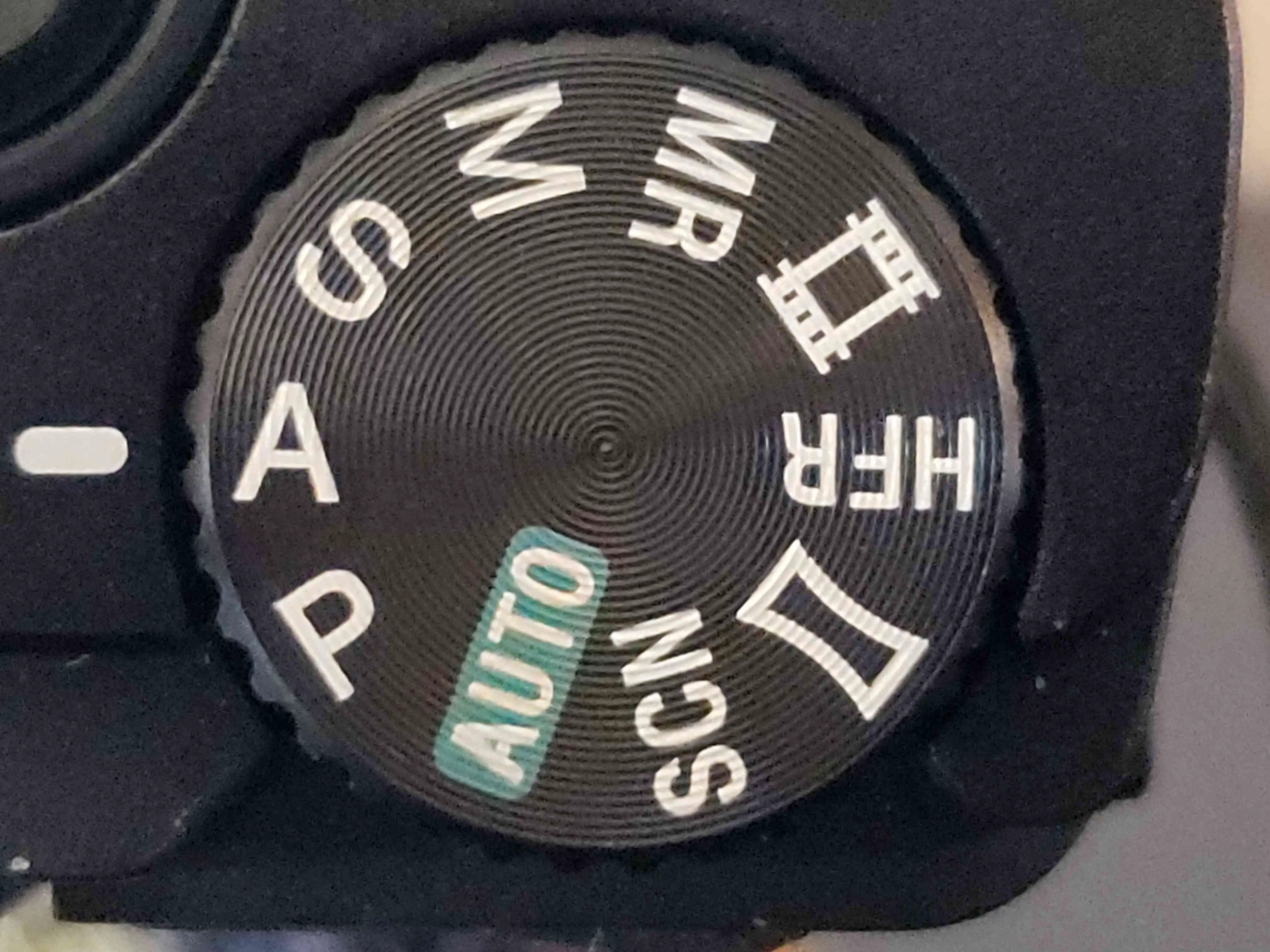 Um close up de um dial de modo de câmera.