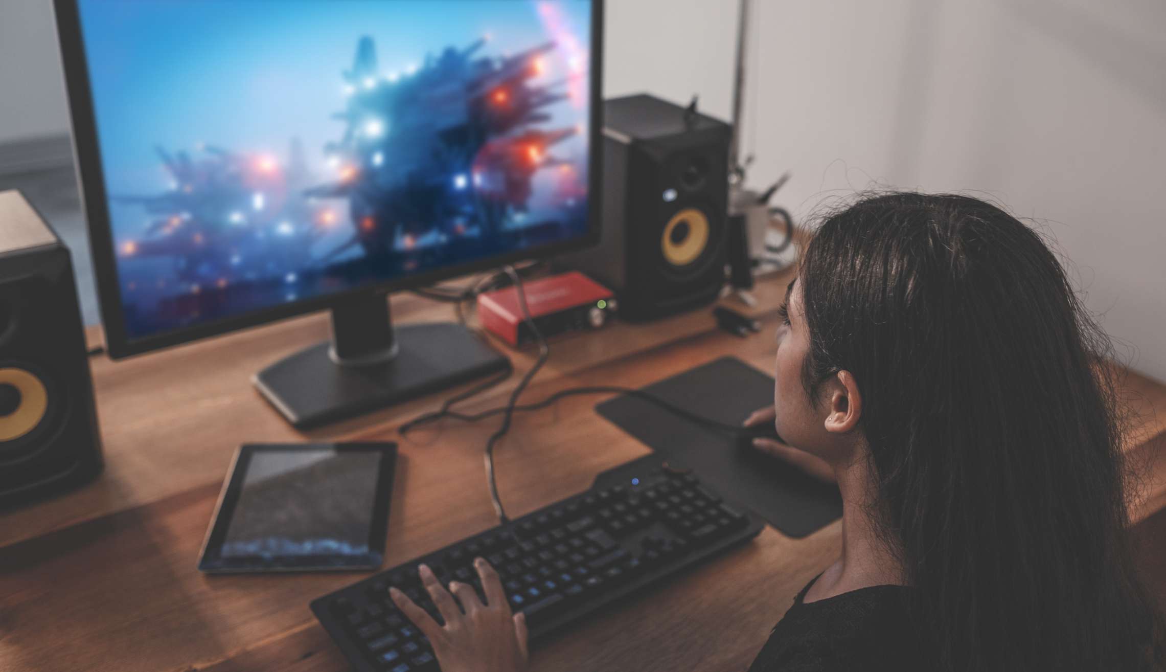Mulher jovem jogando videogame no computador em casa