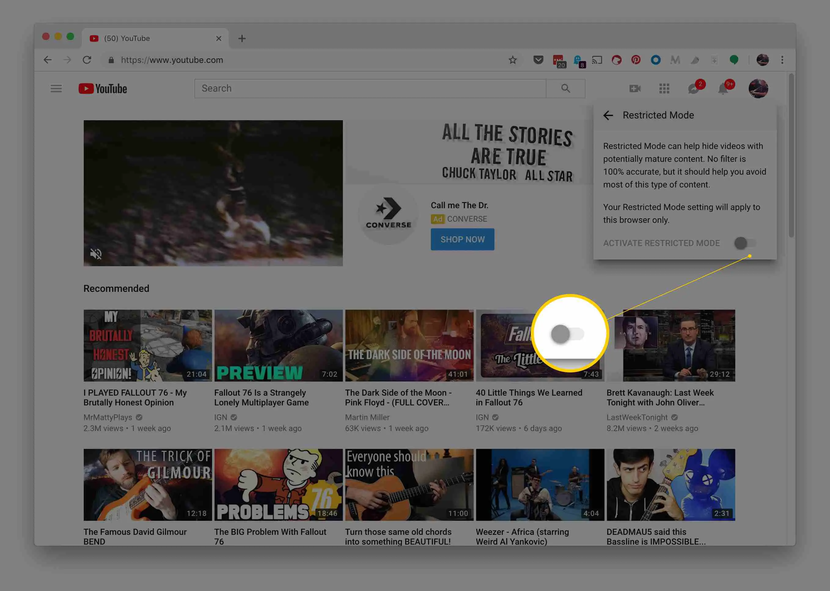 Captura de tela do site do YouTube destacando o botão de alternância Ativar Modo restrito
