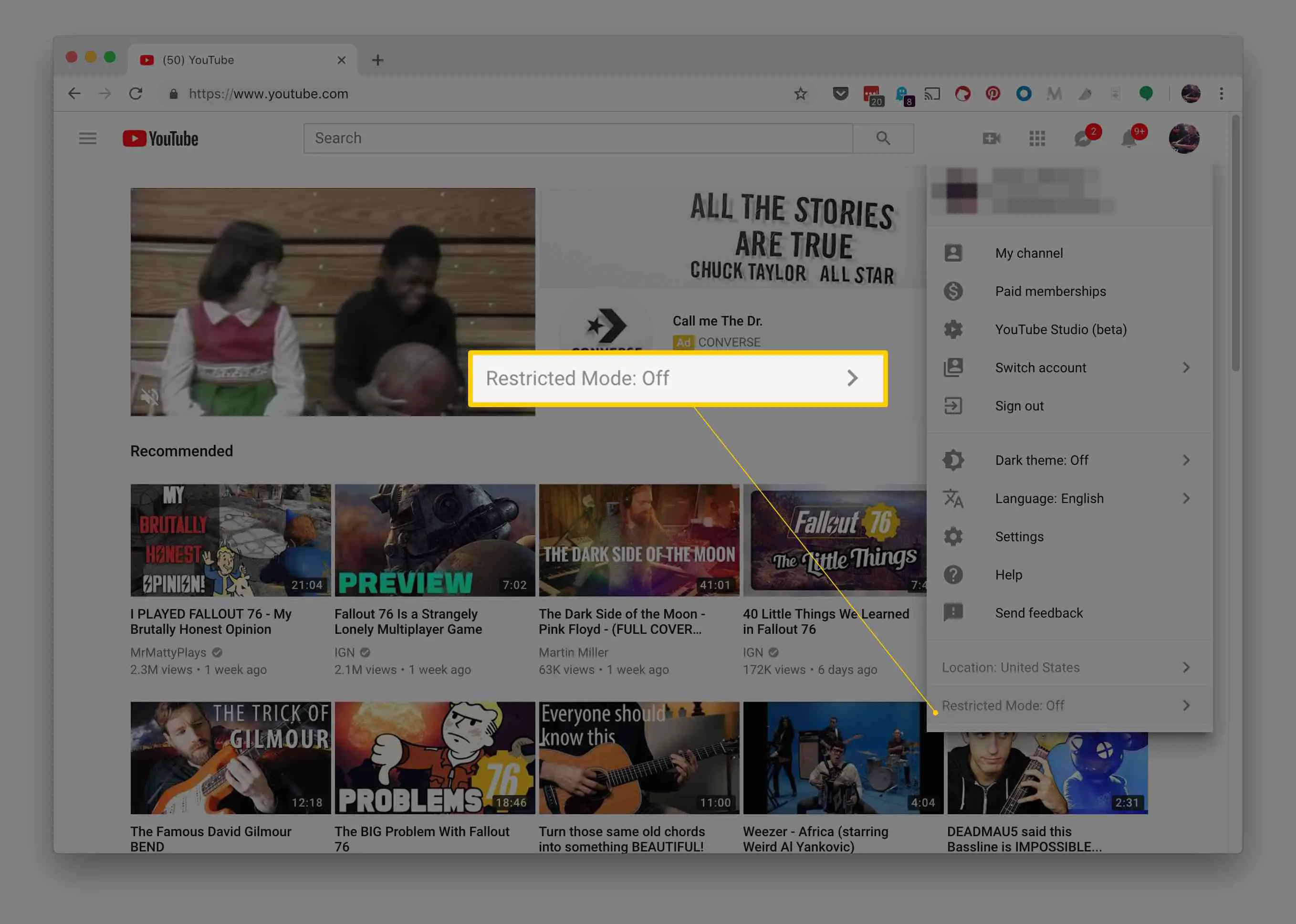 Captura de tela do menu de configurações do YouTube, destacando o item de menu do Modo restrito
