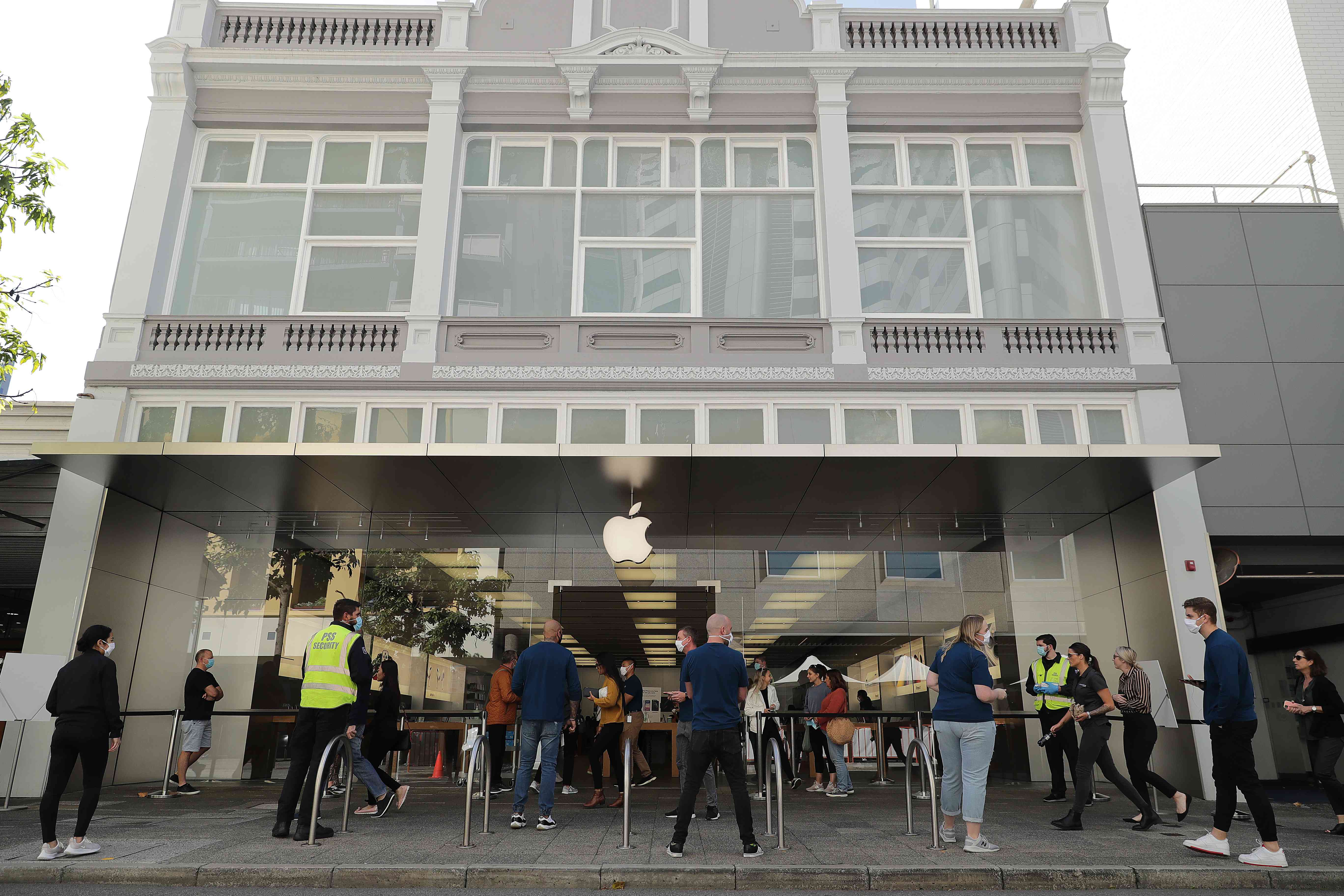 A equipe da Apple faz perguntas sobre a saúde das pessoas que entram na loja da Apple no CBD de Perth
