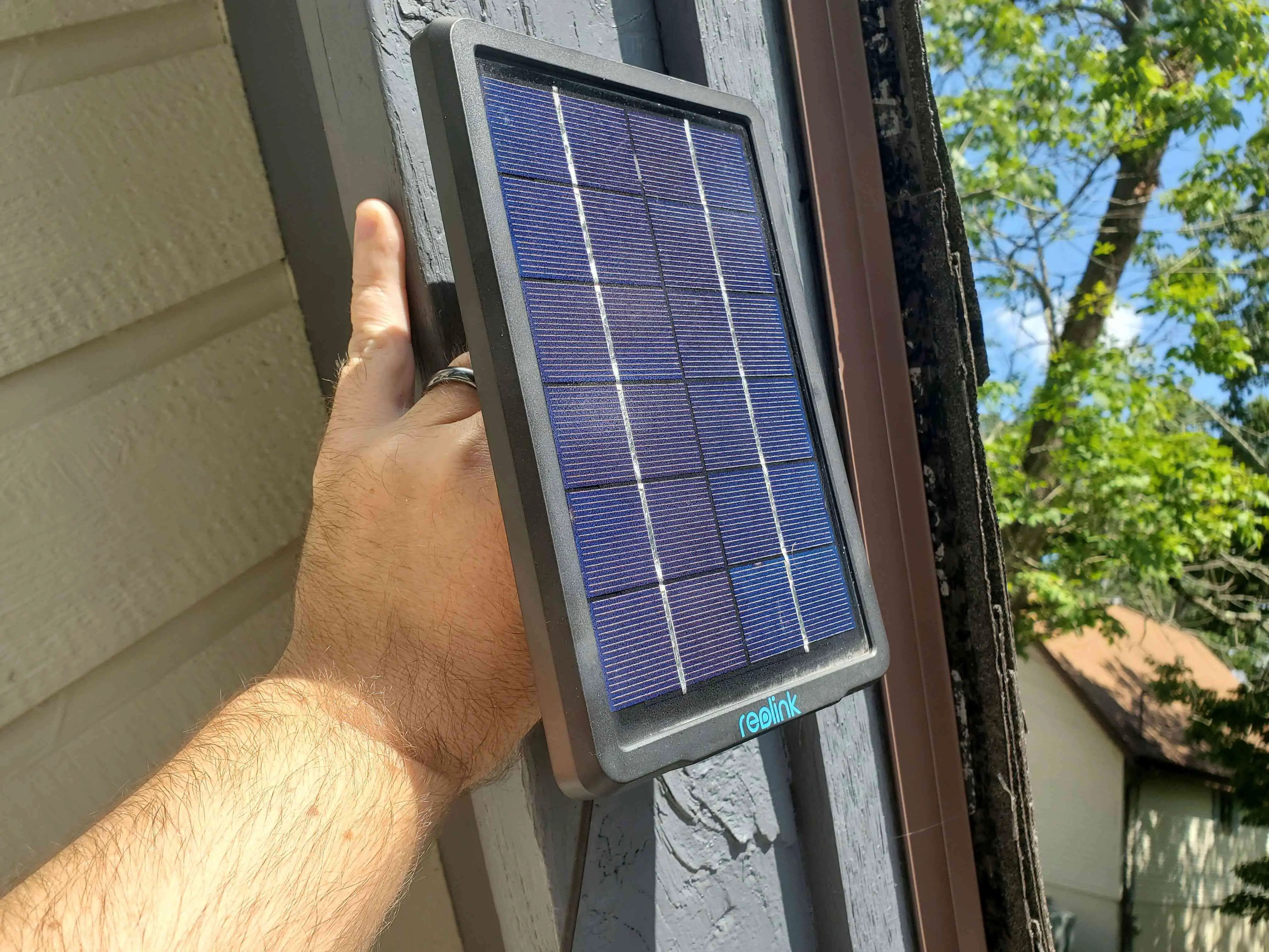 Imagem da montagem de um painel solar para câmera de segurança