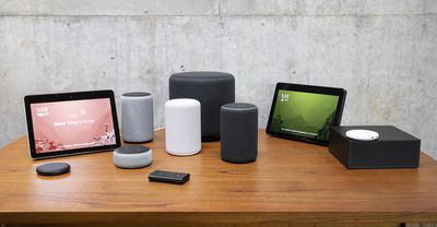 Uma série de dispositivos Amazon Echo em uma mesa.