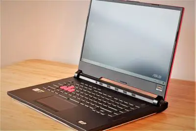 Uma foto de um laptop Asus aberto em uma mesa