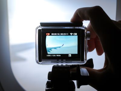 Uma câmera de ação filmando em um avião