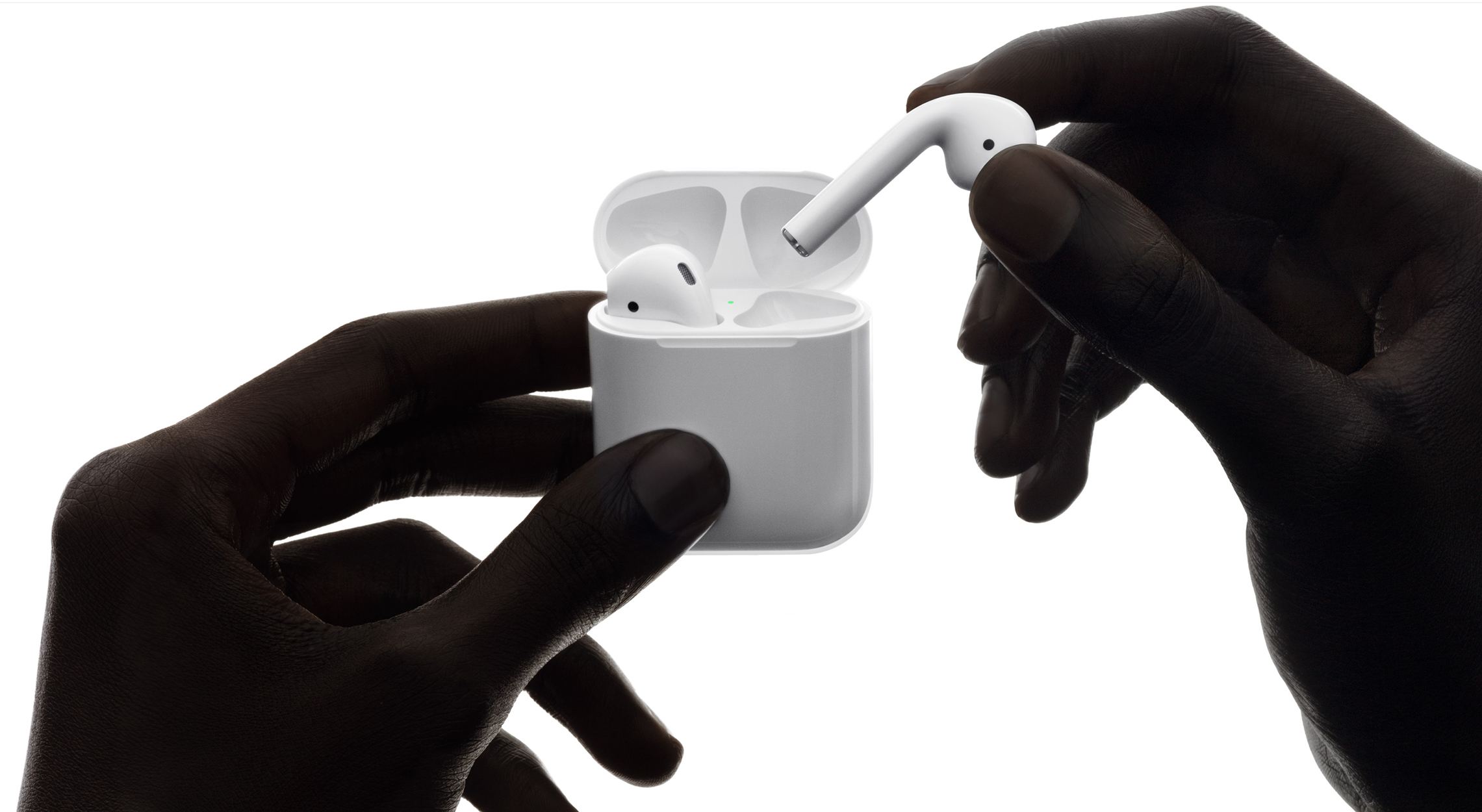 Uma foto de fones de ouvido sem fio AirPods sendo tirados de seu estojo