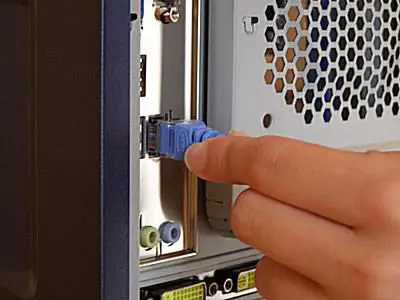 Foto de alguém removendo o cabo de rede de um computador