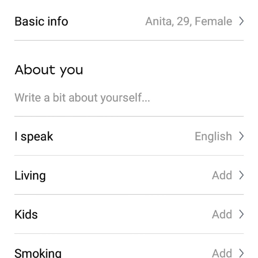 Uma captura de tela da tela Editar Perfil no aplicativo de namoro Badoo.  Além de perguntar sobre suas preferências, há também a opção de adicionar vídeos ao seu perfil.