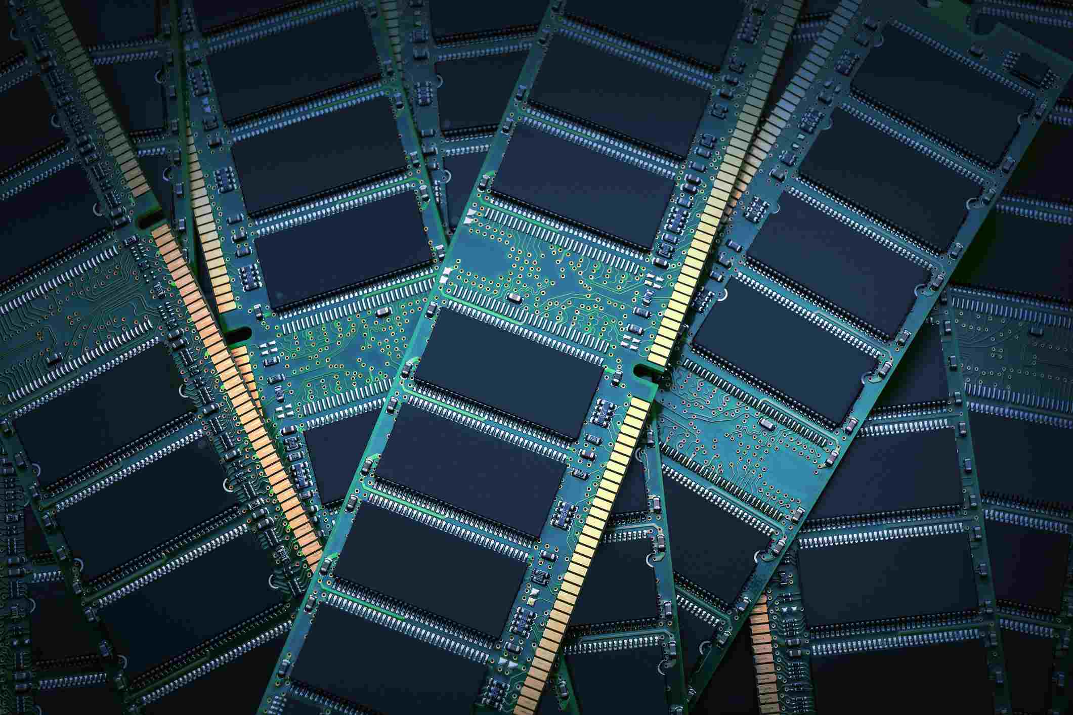 Imagem de uma pilha de bastões de RAM