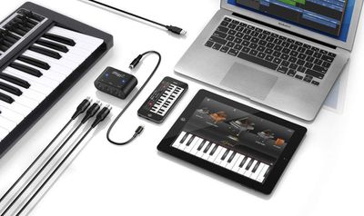 iRig MIDI 2 ao lado do teclado, iPhone, iPad e laptop