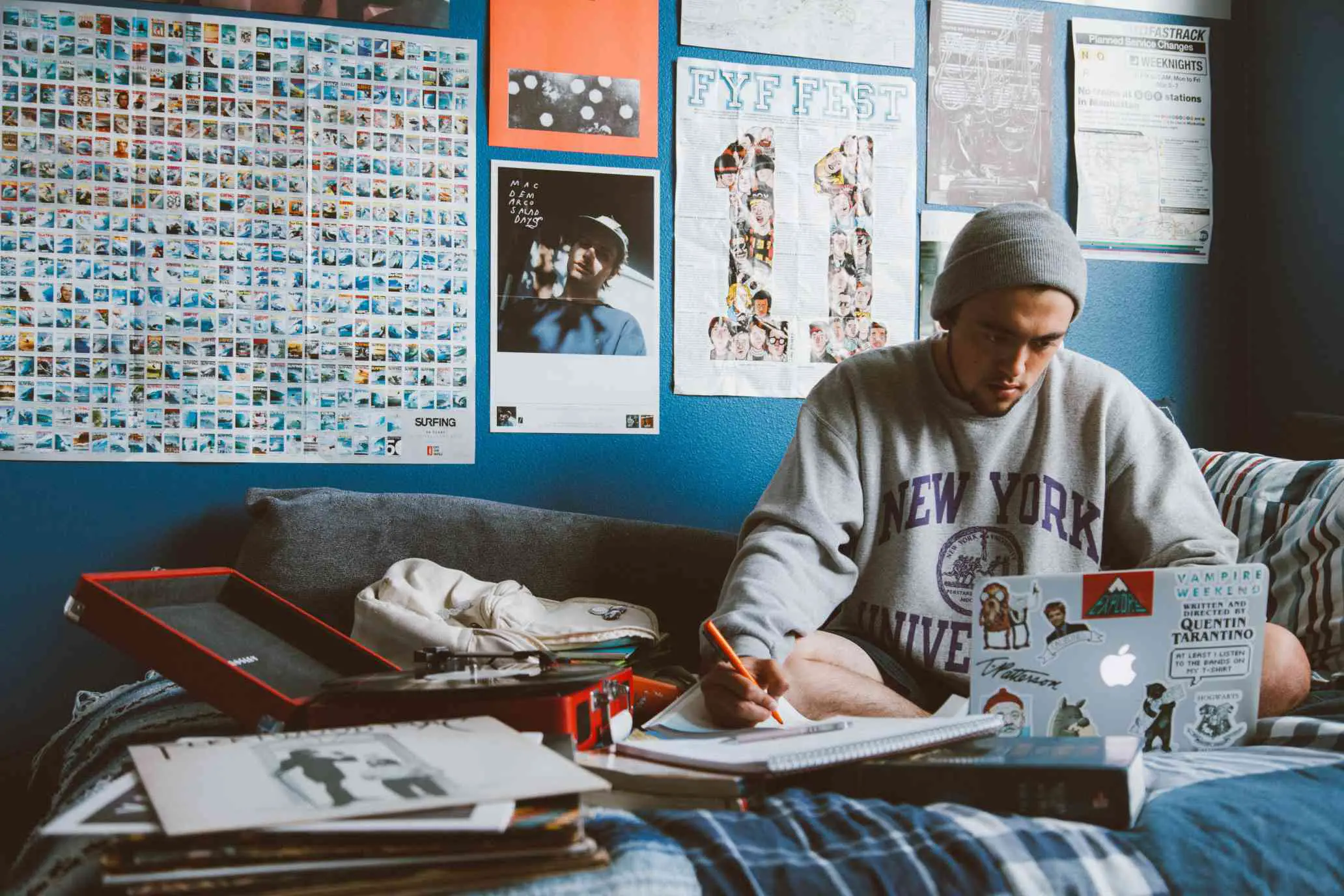 Um estudante universitário usando a internet em seu dormitório.