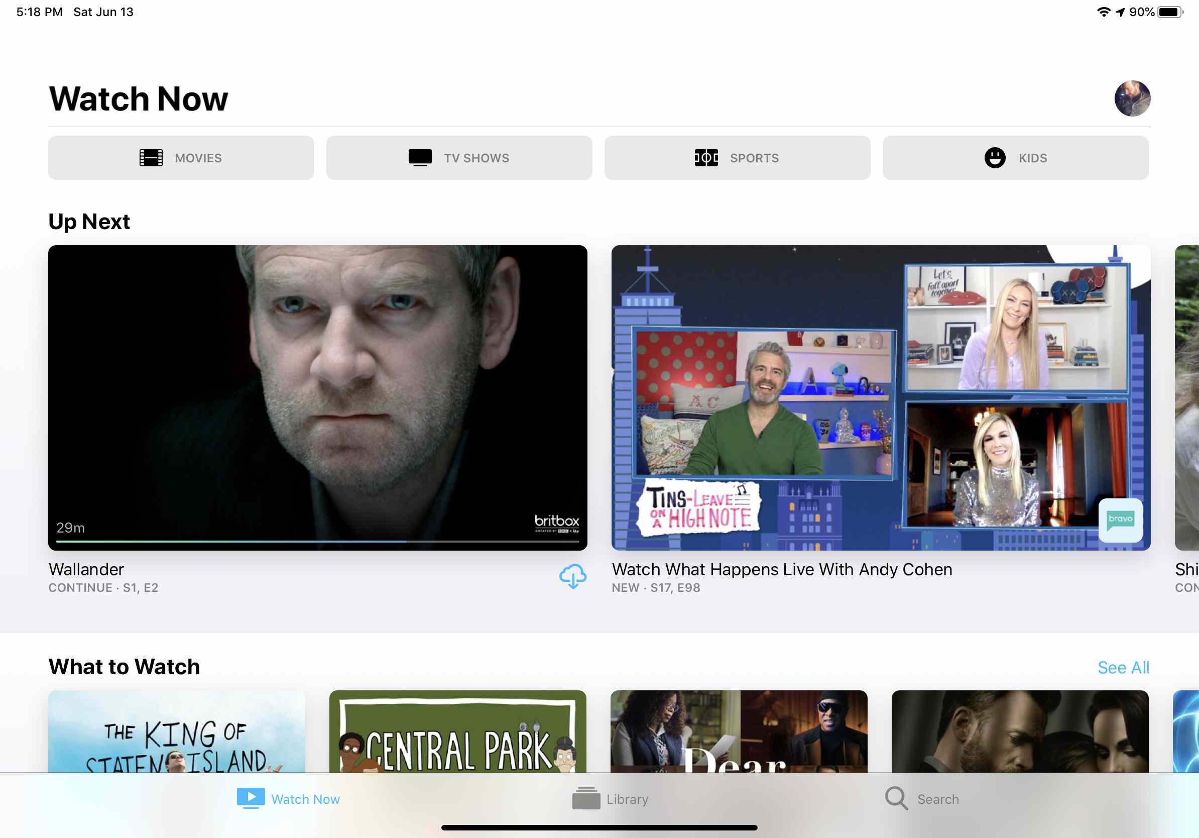 Captura de tela do aplicativo Apple TV mostrando o ícone de download em um programa