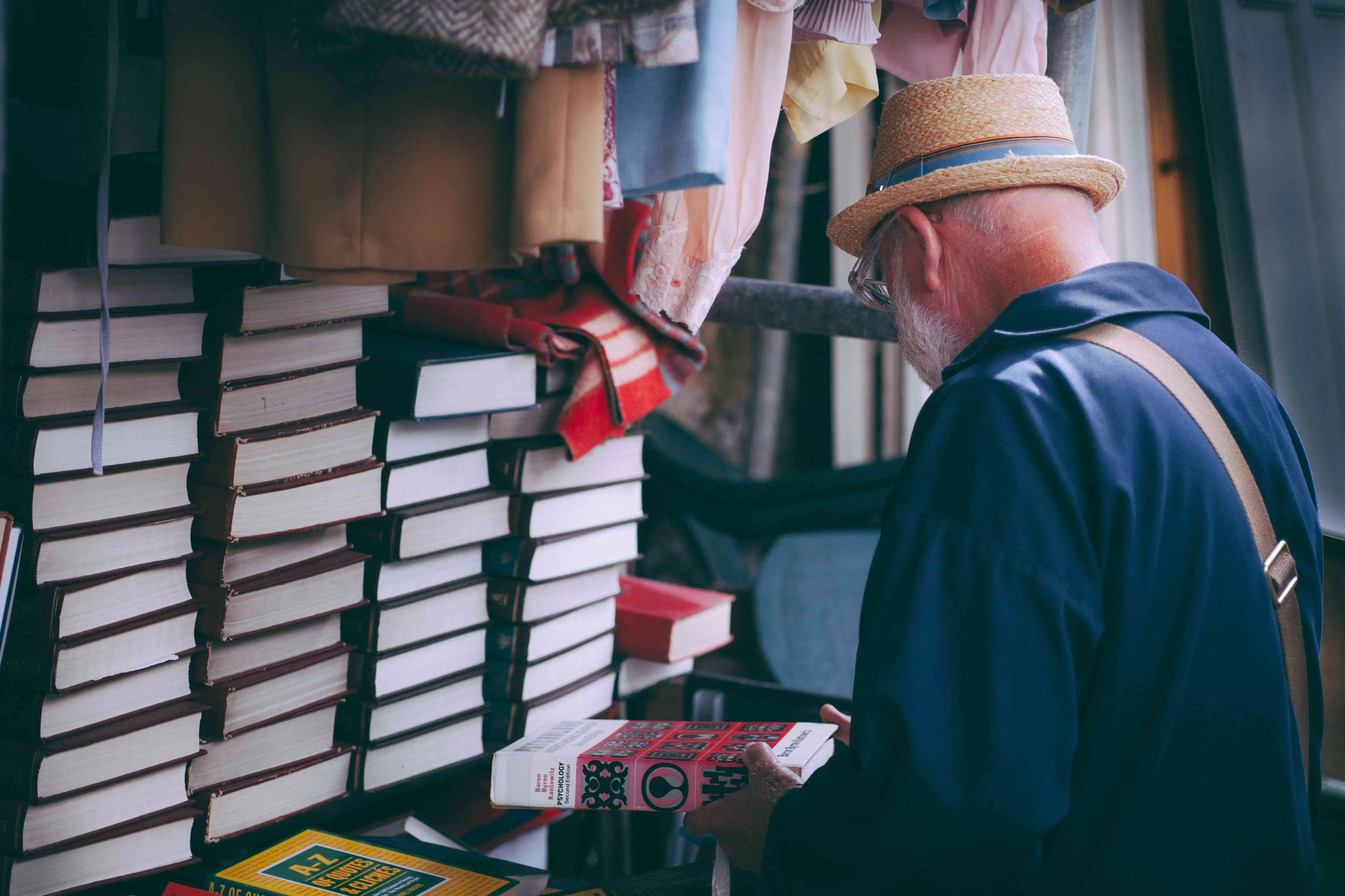 Homem olhando itens em uma venda de livro