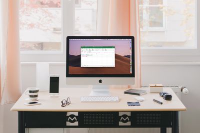Excel na tela do iMac no escritório em casa