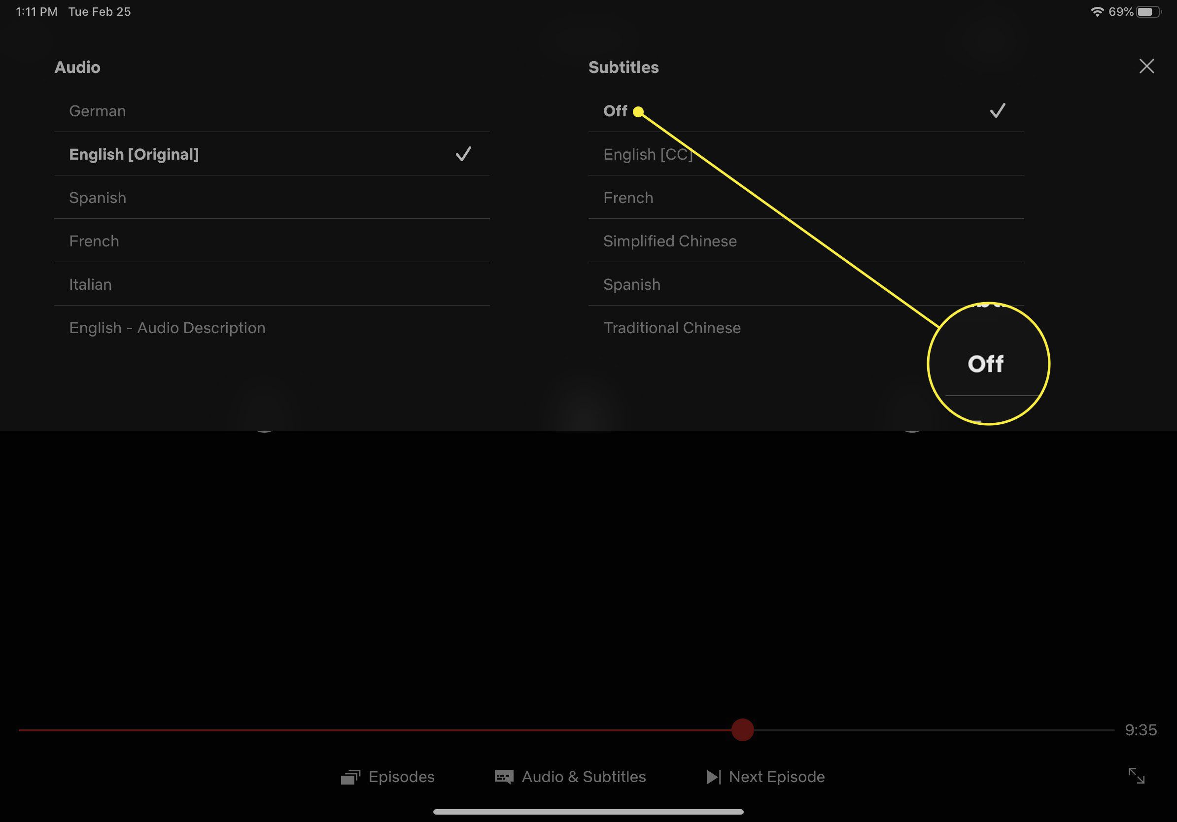 Uma captura de tela das configurações de áudio e legendas no Netflix para iOS com a opção Desligado destacada