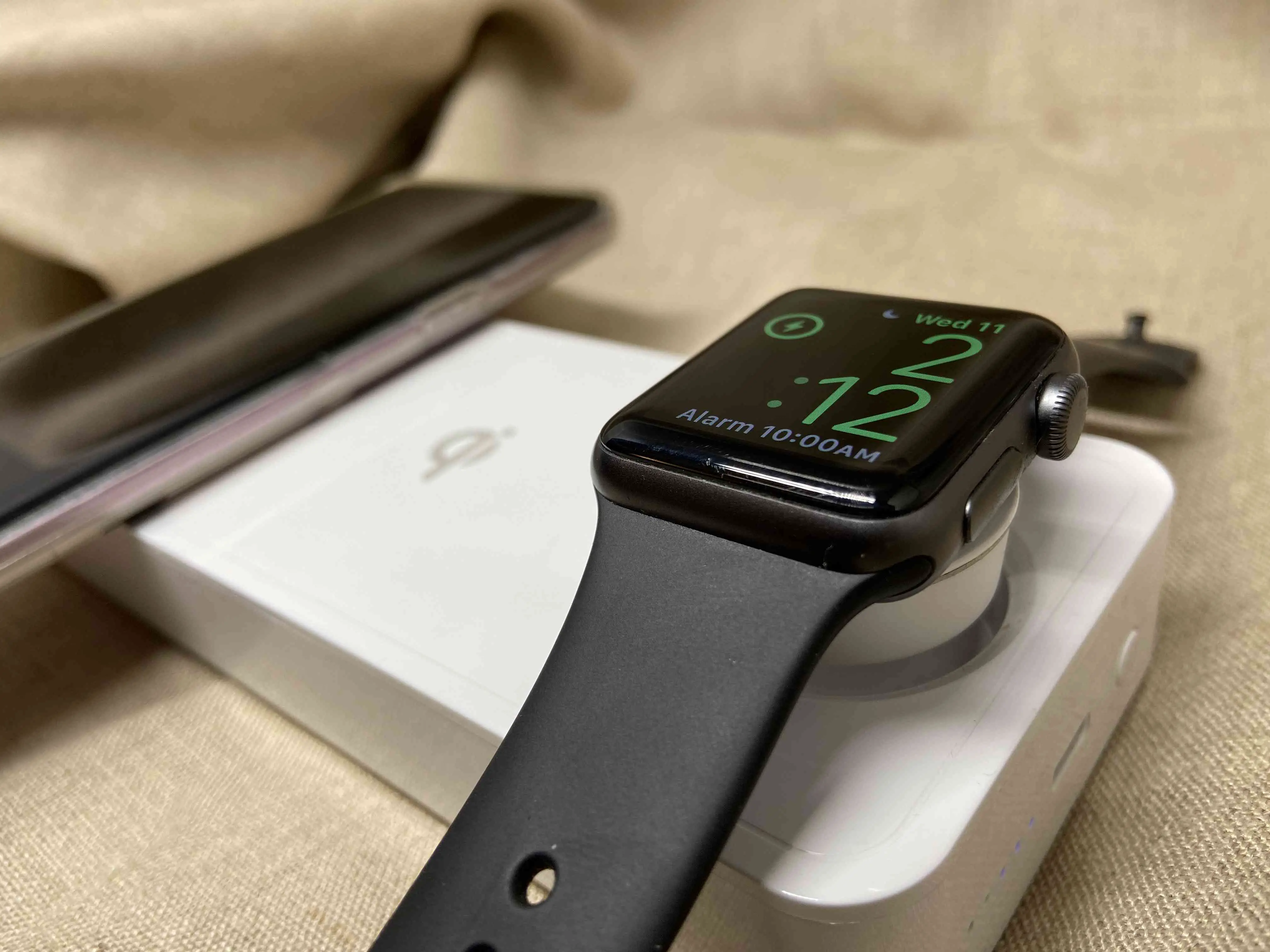 A Eggtronic Power Bar carregando um Apple Watch e um smartphone