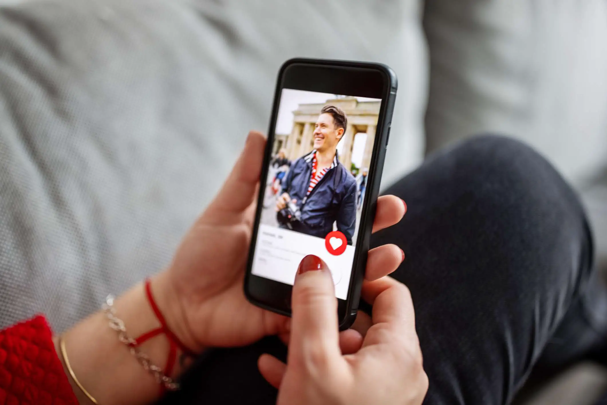 Smene usando um aplicativo de namoro online em um smartphone.