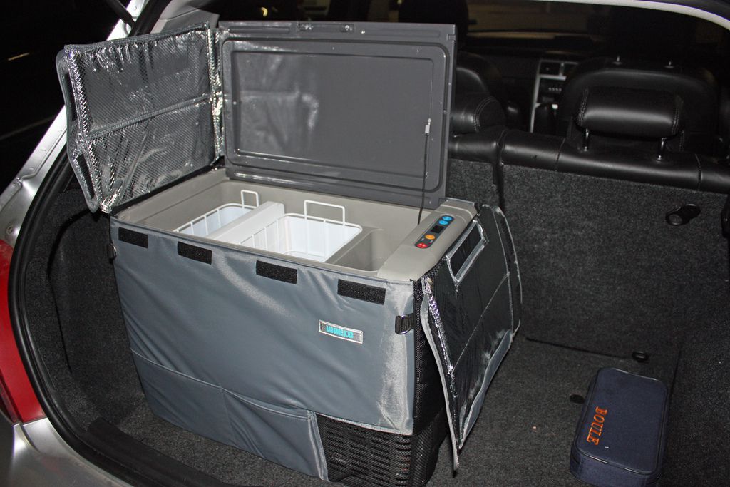 refrigerador portátil na parte de trás de um carro