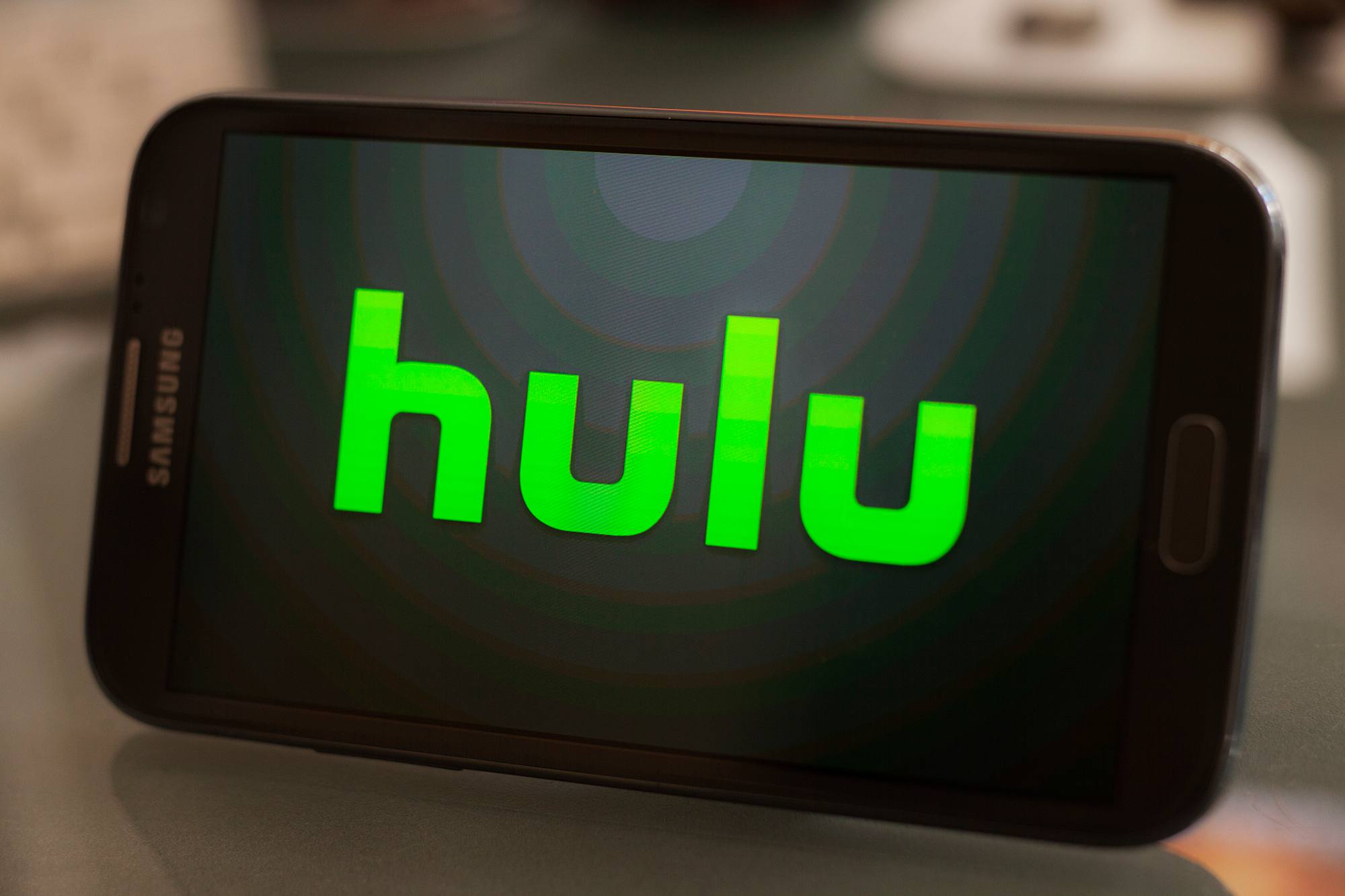 Logotipo do Hulu na tela do celular Samsung
