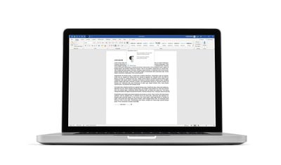 Laptop com Microsoft Word na tela.